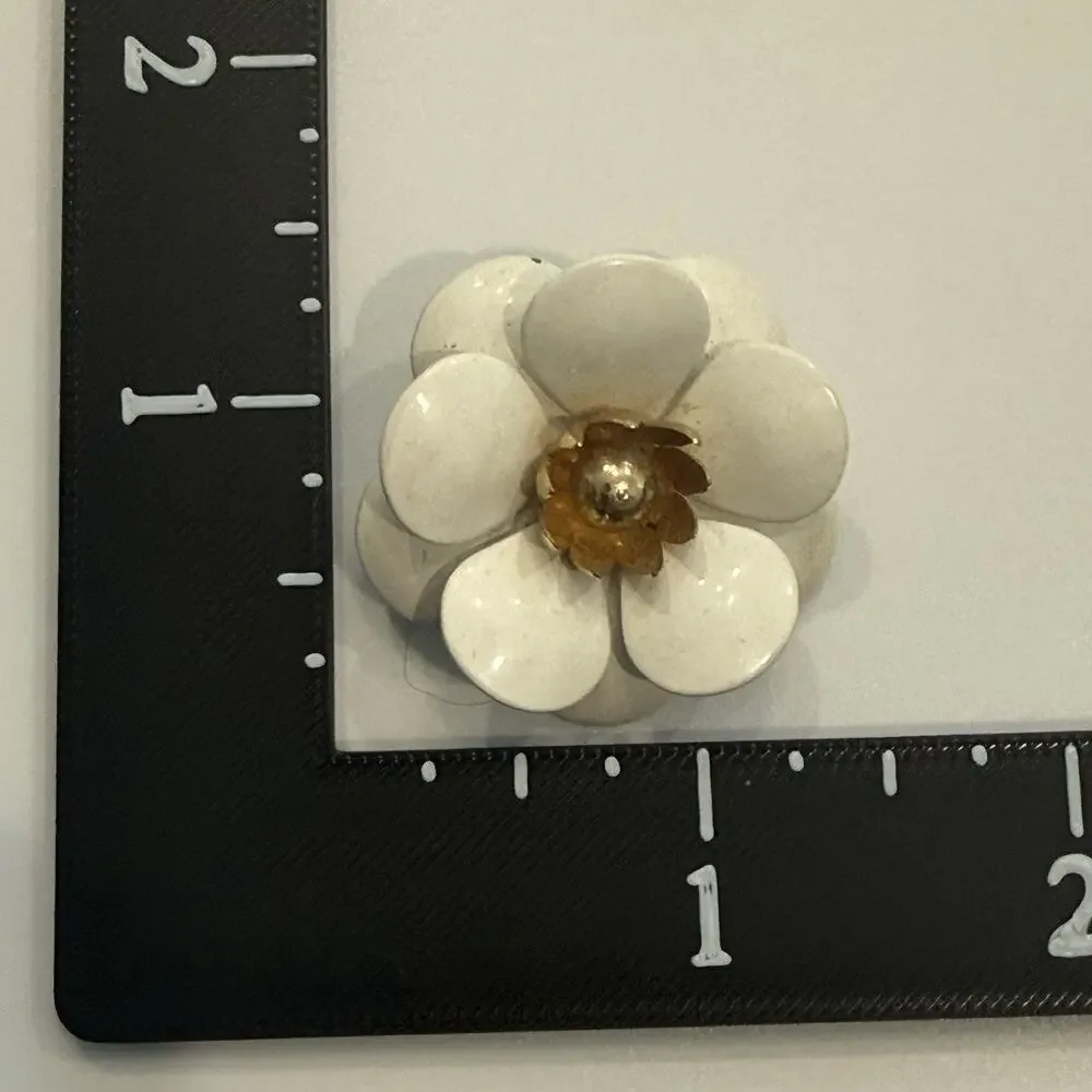 Vtg Sarah Coventry Remember Me White Enamel Flower Brooch Pin Gold Tone 1960s
